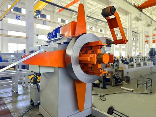 Formatrice automatica per profilatura di lamiere per tetti solari in acciaio