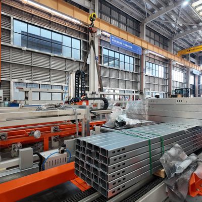 Macchina profilatrice per staffe con superficie HMI