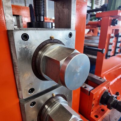 Macchina automatica per la formatura di scaffali per staffe in vendita